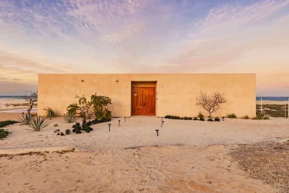 Beachfront Villa · Lighthouse · 11 Guests