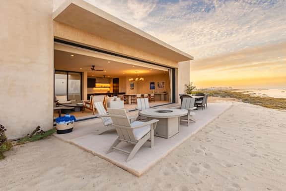 Beachfront Villa · Lighthouse · 11 Guests