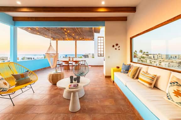 Beachfront Villa • 8 Guests • Pool • WiFi