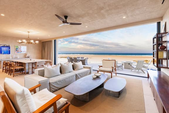 Beachfront Villa · Lighthouse · 11 Guests