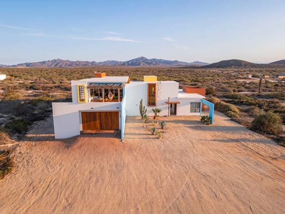 Beachfront Villa • 8 Guests • Pool • WiFi