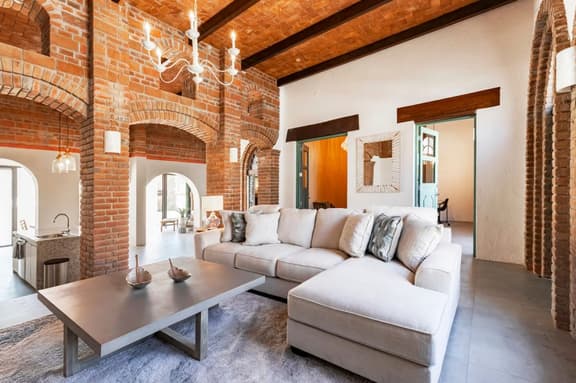 Downtown Home - Pool - Starlink WiFi- Parking - AC